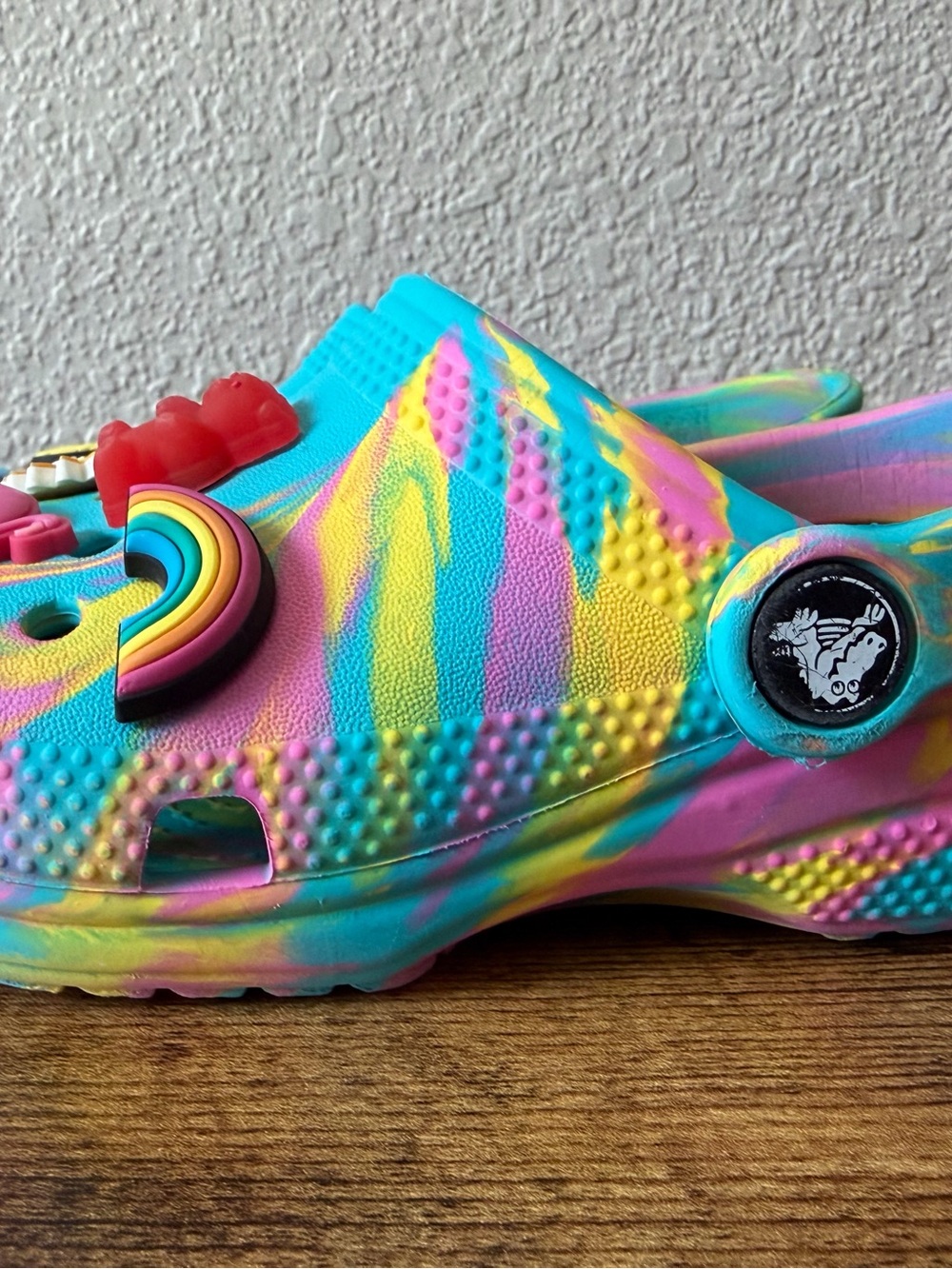 Crocs Girls 11 Classic Marbled Tie Dye Clogs Digital Aqua Multi Unique Charms - Picture 5 of 12